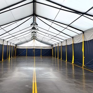 tom tälthall med belysning